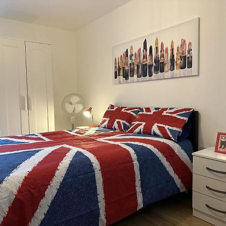 Modern, Large Independent Room With En-Suite Bathroom In Private Owned Apartment London Kültér fotó