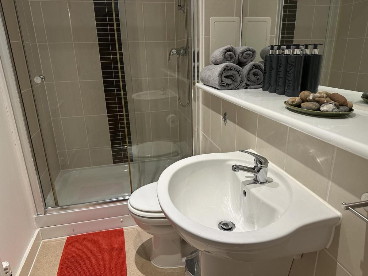 Modern, Large Independent Room With En-Suite Bathroom In Private Owned Apartment London Kültér fotó