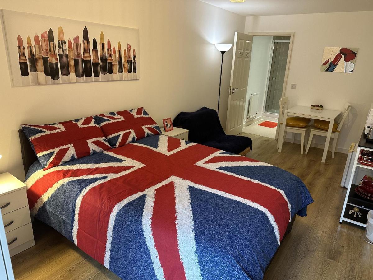 Modern, Large Independent Room With En-Suite Bathroom In Private Owned Apartment London Kültér fotó