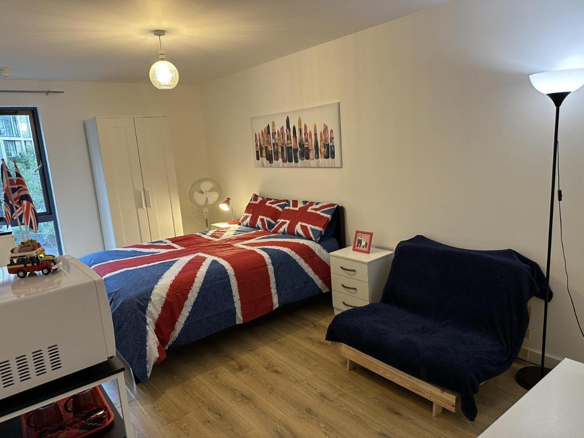 Modern, Large Independent Room With En-Suite Bathroom In Private Owned Apartment London Kültér fotó